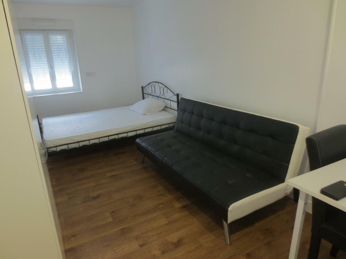 Appartements Et Studios Meubles Au Centre Ville D'Ouzouer Sur Loire Luaran gambar